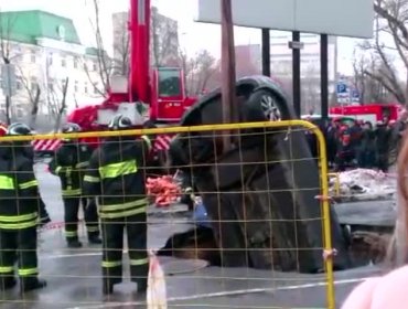 En Moscú un socavón se traga dos coches en un aparcamiento