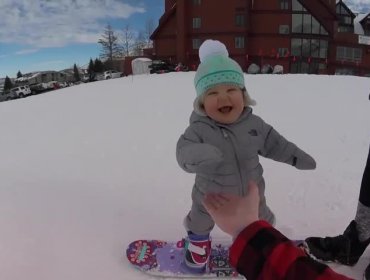 Tierna pequeña de 14 meses sorprende en su tabla de snowboard