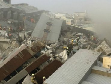 Terremoto derriba varios edificios en Taiwán