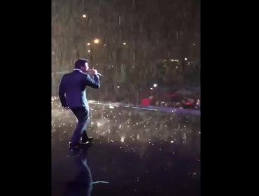 Américo bajo un impresionante diluvio da masivo recital en Argentina