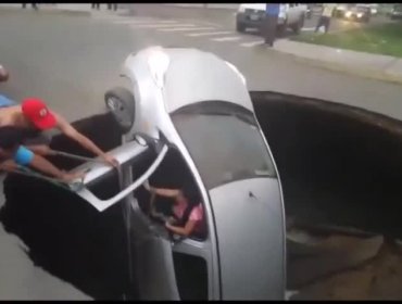 Impactante. Captan dramático momento en que rescatan a auto que cayó a socavón en Perú