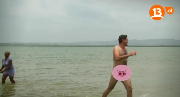 Francisco Saavedra es captado en imagen totalmente desnudo en Playa de Cartagena