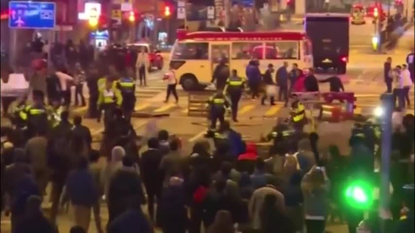 Celebración del año nuevo chino termina en batalla campal en Hong Kong