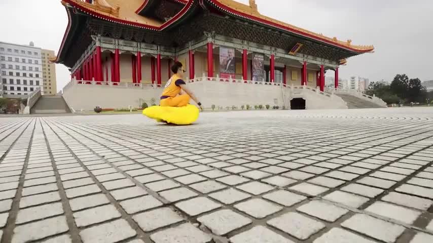 Gokú y su nube voladora sorprendió a transeúntes chinos