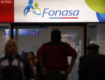 Funcionarios de FONASA se encuentran en paro y exigen salida de su directora