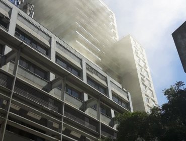 AHORA: Controlado Incendio en edificio en pleno centro de Santiago