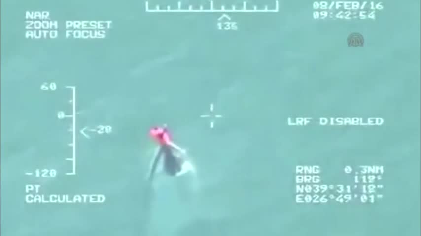 Captan impresionante rescate del único superviviente de un naufragio