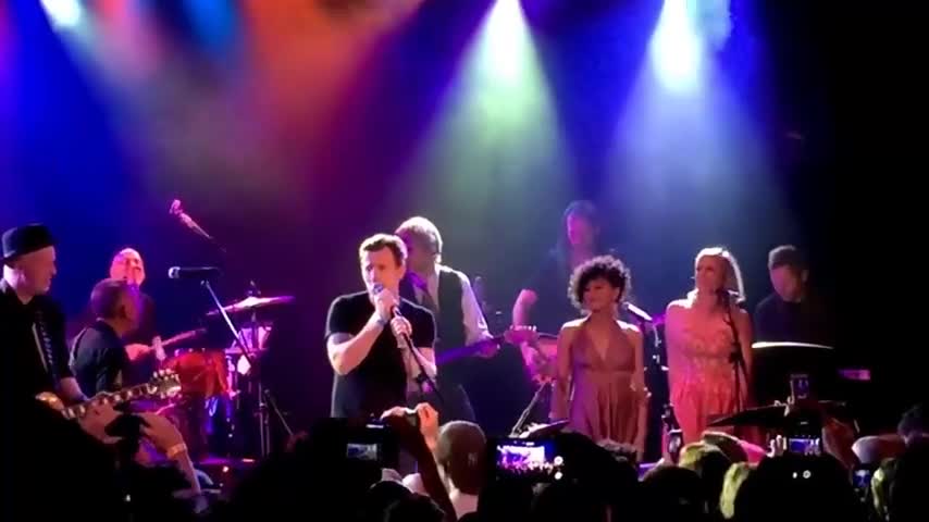 Video: El Homenaje de Ewan McGregor a David Bowie al cantar “Heroes”