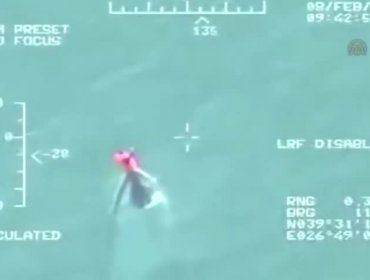 Captan impresionante rescate del único superviviente de un naufragio