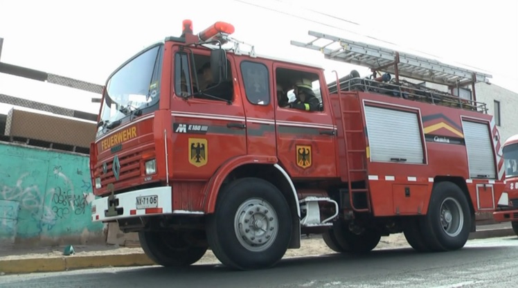 Iquique: Incendio estructural afectó a una empresa de grúas