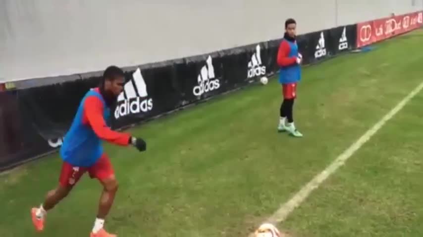 Douglas Costa sorprende con espectacular gol olímpico en entrenamiento