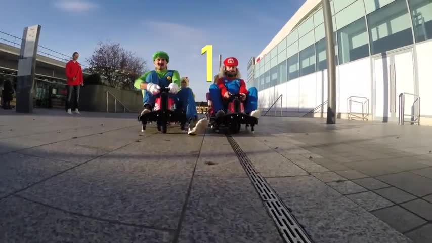 VIDEO: Irrumpen en un mall haciendo carrera a lo Mario Kart