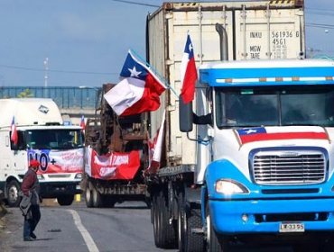 Camioneros amenazan con paralización por alza de peaje