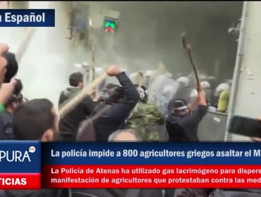 Video: La policía impide a 800 agricultores griegos asaltar el Ministerio de Agricultura en Atenas