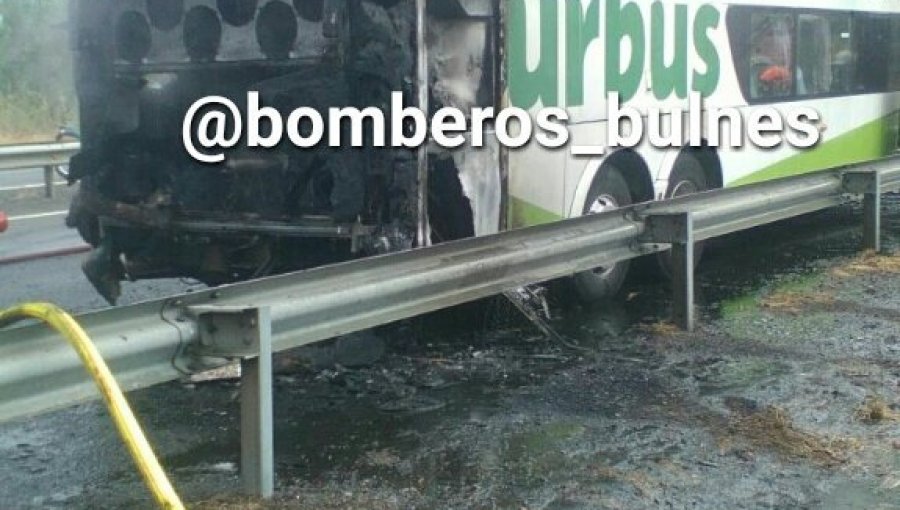 Tur Bus de dos pisos se incendió en plena Ruta 5 Sur