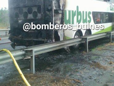 Tur Bus de dos pisos se incendió en plena Ruta 5 Sur