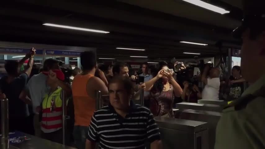 Usuarios realizan funa por alza en valor del horario punta del pasaje del Metro