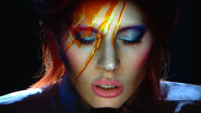 El emotivo homenaje de Lady Gaga al legado de David Bowie en los Grammys