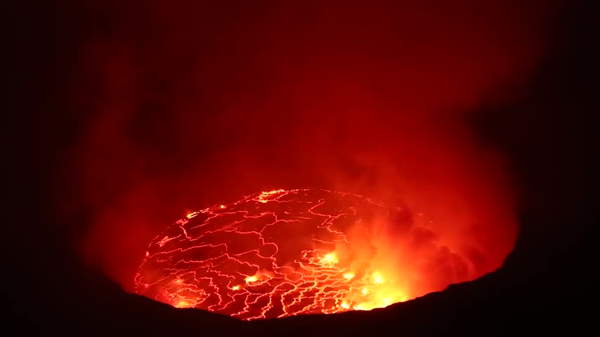 Las impresionante imágenes captadas de un drone que muestran el interior de un volcán activo