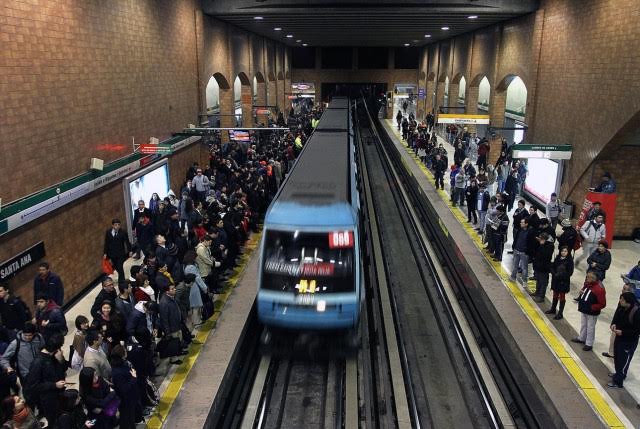 Autoridades defienden alza en pasaje de Metro