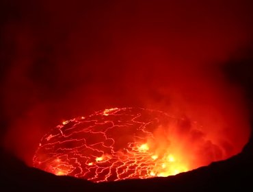 Las impresionante imágenes captadas de un drone que muestran el interior de un volcán activo