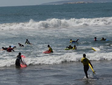 Escuela de surf gratuita se amplía a menores de escuelas municipales de Concón