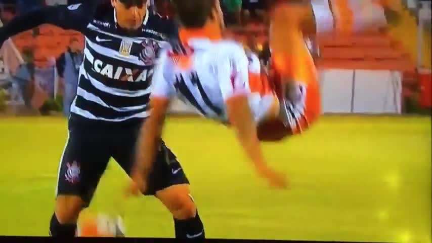 Así fue la terrible lesión que sufrió Jonathan Benítez frente a Corinthians