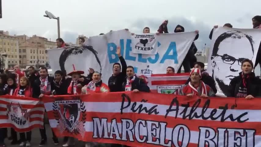 La herencia de Bielsa: Hinchas del Marsella y del Athletic Bilbao se unen para homenajear al Loco