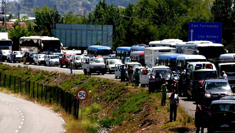 Camioneros deciden movilizarse y no pagar peajes en autopistas 68 y 78