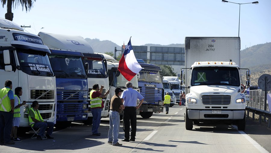 Movilización de camioneros terminó con promesa de Bachelet: Los recibe este lunes en La Moneda