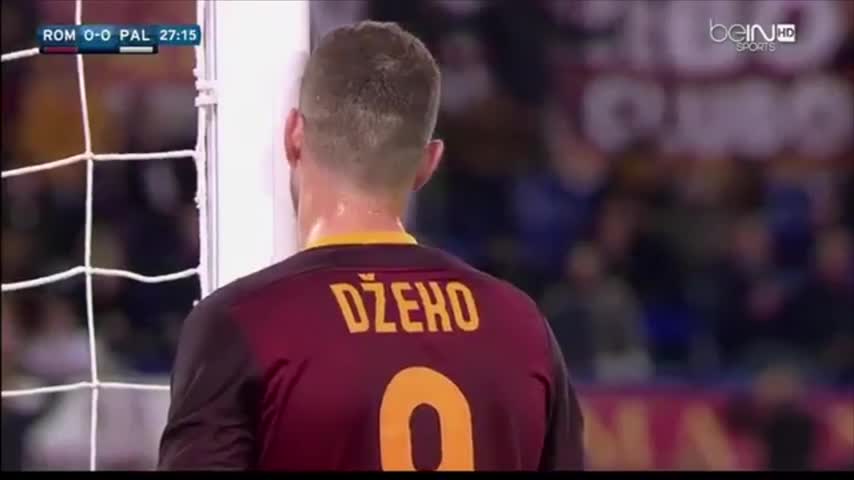 El increíble fallo del delantero Dzeko al intentar hacer un gol en el partido contra Palermo