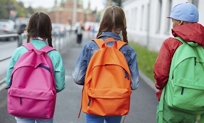 Vuelta a clases: Escoger una buena mochila y cargarla correctamente es fundamental para evitar lesiones a la columna