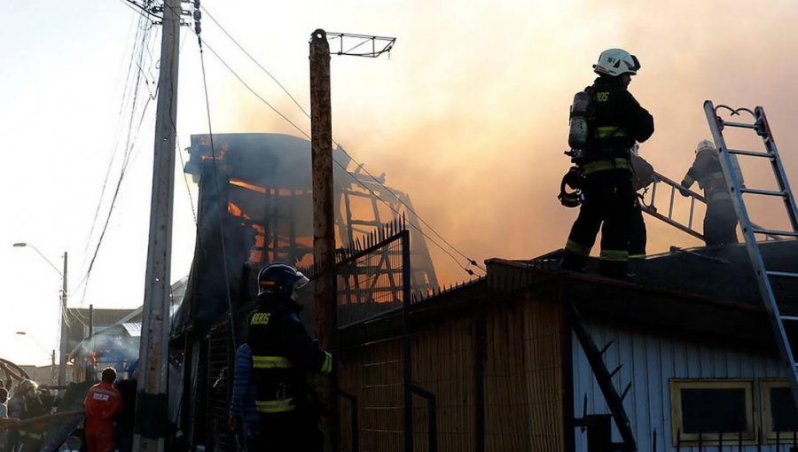 Una persona fallecida y tres heridos en incendio en Peñalolén