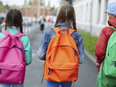 Vuelta a clases: Escoger una buena mochila y cargarla correctamente es fundamental para evitar lesiones a la columna