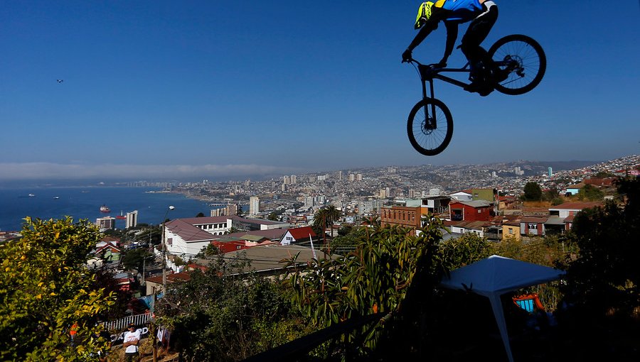 Video: Ciclista probó la desafiante pista de Valparaíso Cerro Abajo