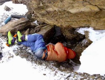 La cruda verdad de quienes mueren intentando subir el Monte Everest