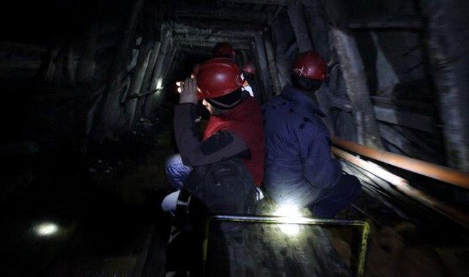 Mineros de Curanilahue se encierran bajo 630 metros