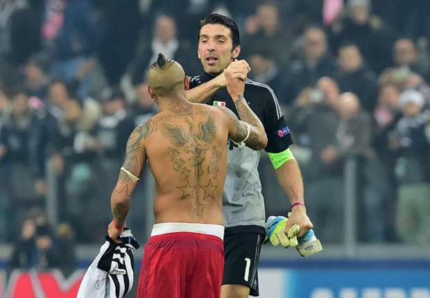 El gran abrazo que se dieron Vidal y Buffon tras empate en Turín