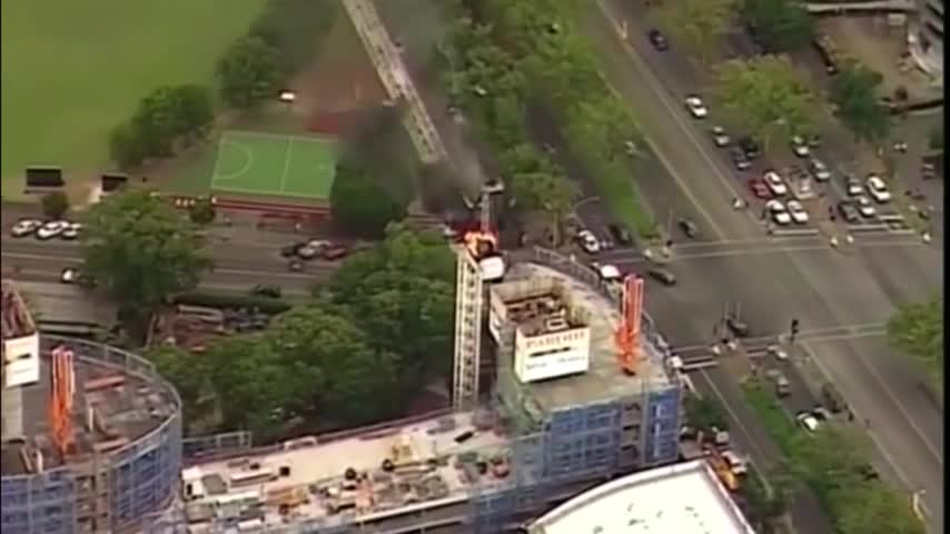 Gigantesca grúa en llamas se desploma sobre una carretera en Australia