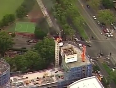 Gigantesca grúa en llamas se desploma sobre una carretera en Australia