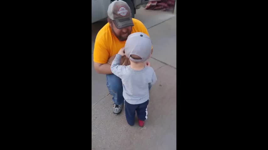 La emocionante reacción de un niño al conocer a su nueva mascota