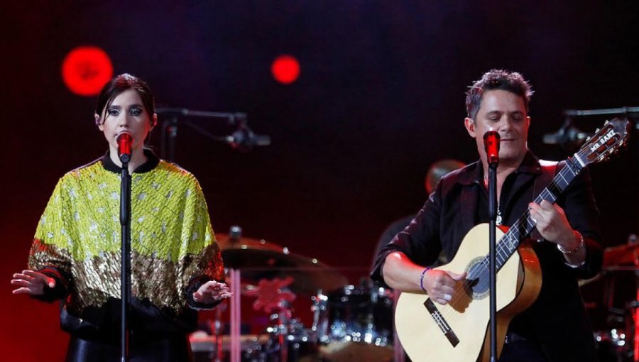 Bochorno de Javiera Mena opaca gran show de Alejandro Sanz