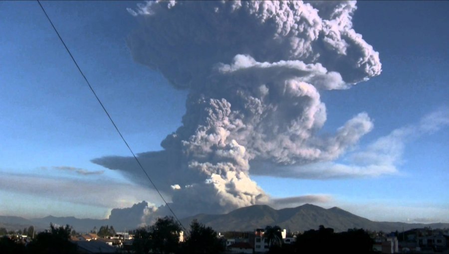 Fotos: El volcán Tungurahua se reactiva y genera una enorme columna de ceniza en Ecuador