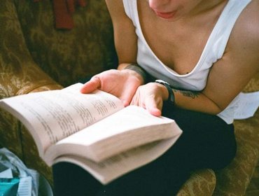 Científicamente comprobado: Las personas que leen son mejores parejas