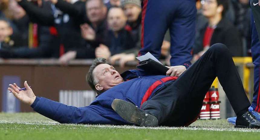 Louis Van Gaal simuló aparatosa una caída en la victoria de Manchester United