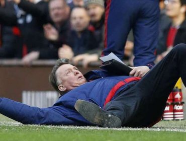 Louis Van Gaal simuló aparatosa una caída en la victoria de Manchester United