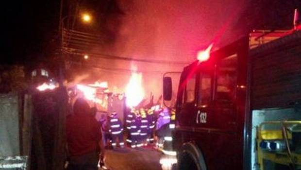 Voráz incendio consumió viviendas en Valdivia