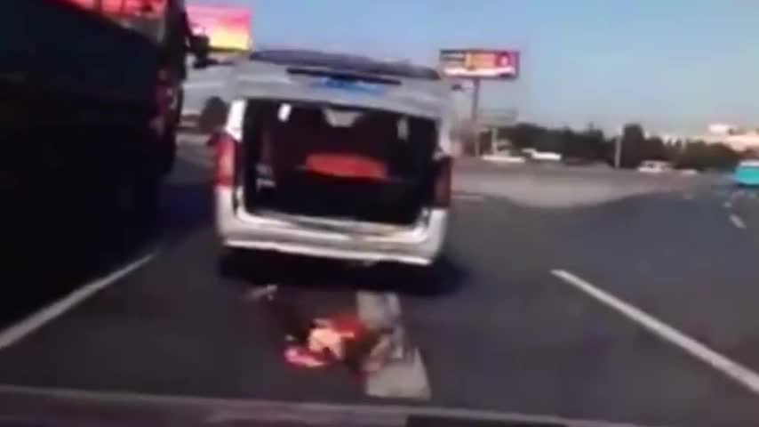 ¡Increíble! Niño cae desde auto en movimiento y nadie se percata