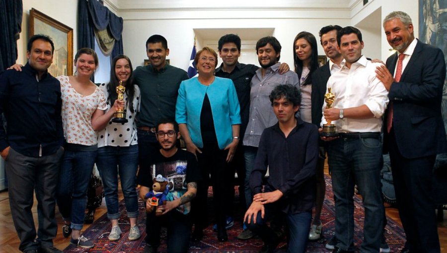 Ganadores del Óscar por “Historia de un Oso” fueron recibidos en La Moneda.