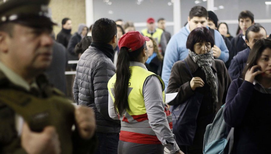 Usuarios del Metro protestaron por el alza del pasaje.